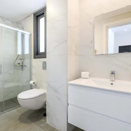 By The - Sea Pearl פרוטאראס