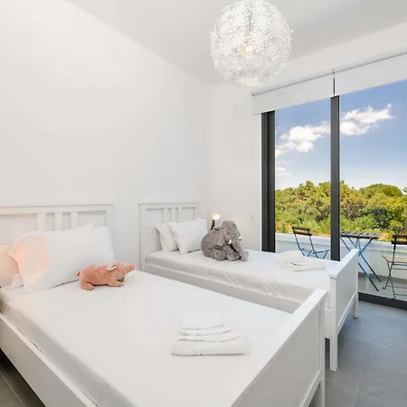 By The - Sea Pearl * פרוטאראס