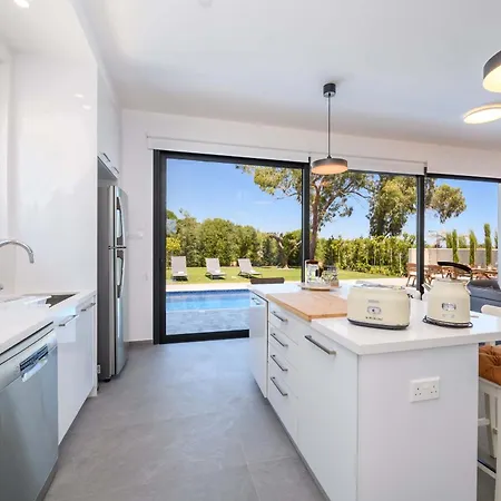 By The - Sea Pearl *